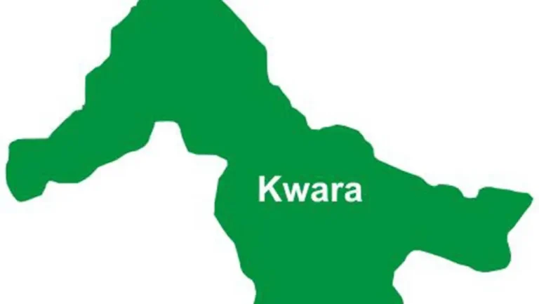 Kwara youths attacked a Fulani settlement in Kemenji, burning homes over alleged banditry links. Security forces intervened after the village violence.