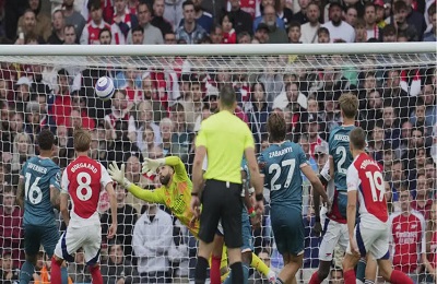 Arsenal second place jeopardy grows after 2-1 defeat to Bournemouth. Gunners stumble, Man City closes in on runners-up spot.