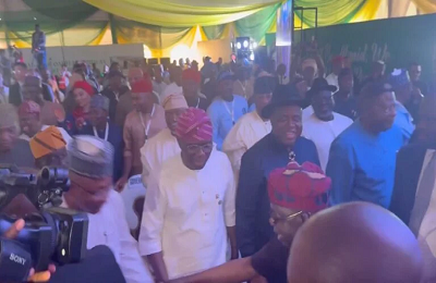 President Tinubu appears to ignore Gov. Sanwo-Olu at a Lagos event. This Tinubu snub Sanwo-Olu fuels APC unity talk. Eyewitness, analyst react