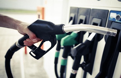 NNPCL reduces petrol price from N945 to N910 per litre, saving motorists N1,750 per tank. Dangote Refinery price cut triggers market competition